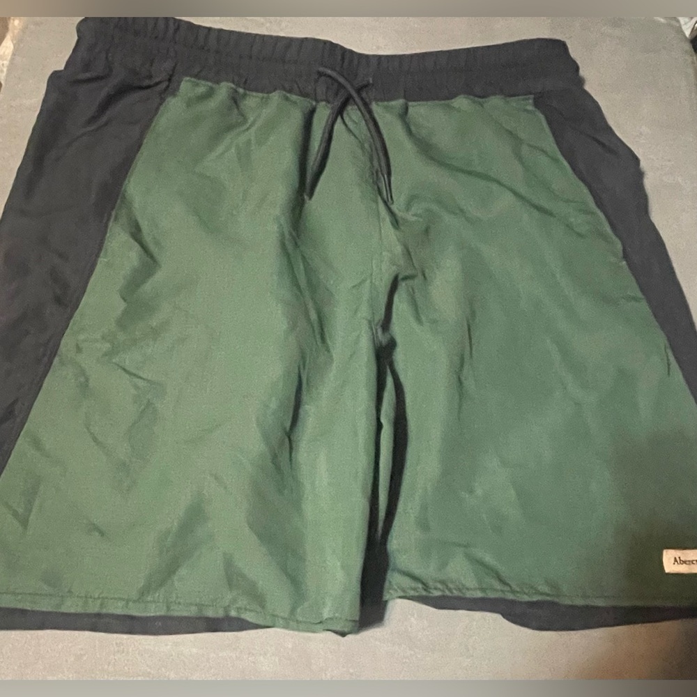 🔴 3/$12 Teen Boy’s Abercrombie Green and Black Shorts! Size 15/16‎